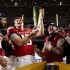 Fernando Mendoza levanta el trofeo del College Football Playoff junto a sus compañeros de los Indiana Hoosiers, culminando la temporada perfecta y el campeonato nacional que sacó al programa de su letargo histórico.