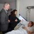 El rey Felipe y la reina Letizia de España hablan con una mujer herida durante su visita al Hospital Reina Sofía, tras el descarrilamiento mortal de dos trenes de alta velocidad cerca de Adamuz, en Córdoba, España, el 20 de enero de 2026.