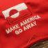 El lema "Make America Go Away" está cosido en el costado de una gorra que usa el copropietario de la tienda de ropa McKorman en Copenhague, Dinamarca, el 20 de enero de 2026.