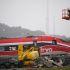 Vagón de un tren de alta velocidad fuera de las vías tras el descarrilamiento de dos trenes cerca de Adamuz, en Córdoba, uno de los accidentes ferroviarios más graves en España, con decenas de víctimas mortales.