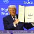 Donald Trump muestra la firma de la fundación de su Consejo de Paz