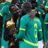 El entrenador de Senegal, Pape Thiaw, celebra con el defensa Kalidou Koulibaly con el trofeo de la Copa Africana de Naciones.