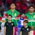 Jugadores de la Selección Mexicana con la chamarra que trae el escudo retro