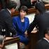 La primera ministra japonesa Sanae Takaichi dialoga con miembros del Parlamento en su escaño durante una sesión de la Cámara de Representantes en la Dieta de Tokio, en el contexto de la disolución parlamentaria y el llamado a elecciones anticipadas.