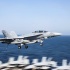 Avión de combate de la Marina de Estados Unidos despegando desde un portaviones en el mar, como parte de las operaciones del grupo de ataque del USS Abraham Lincoln en Medio Oriente.