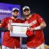 Julián Ornelas recibió el trofeo de Jugador Más Valioso de manos de su hermano Tirso, durante la premiación del bicampeonato de los Charros de Jalisco.