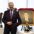 Enrique Borja posó junto a su retrato y a los trofeos conquistados por México durante su gestión, en la inauguración del Salón de Presidentes de la FMF.