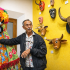 Octavio López Zaragoza, artesano mascarero de Coyolillo, aparece en el Museo Casa de Xalapa junto a máscaras tradicionales de madera del carnaval, que representan figuras zoomorfas y personajes festivos de la herencia afromexicana.