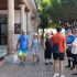 Grupo de turistas camina por una calle del Centro Histórico de Mazatlán, frente a un edificio con columnas y locales comerciales, durante su visita al puerto tras el arribo de un crucero en el Carnaval 2026.