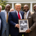 Donald Trump oficializó el indulto presidencial a cinco exjugadores de la NFL, entre ellos Nate Newton, en una decisión que la Casa Blanca presentó como un mensaje de redención y segundas oportunidades.