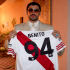 Bad Bunny presume la playera 94 que le regaló River Plate durante su gira en Argentina.