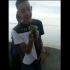 Imagen del video que muestra al joven sosteniendo un gatito a bordo de una embarcación en el estado Zulia, segundos antes de arrojarlo al mar, hecho que generó indignación y su posterior detención.
