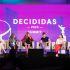 Panel de cinco mujeres participando en el Decididas 2025 Summit, sentadas en escenario con fondo morado del evento, durante un debate sobre liderazgo femenino y desarrollo económico sostenible en la región.