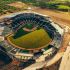 Vista panorámica aérea del Estadio de los Yaquis en Ciudad Obregón, Sonora, con el diamante y las gradas vacías al atardecer, mostrando su diseño moderno y capacidad para 16 mil espectadores en un entorno urbano del sur de Sonora.