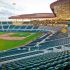 Panorámica interior del Estadio Fernando Valenzuela en Hermosillo, con gradas verdes, campo de béisbol y estructura moderna inspirada en el desierto sonorense, sede de los Naranjeros y motor deportivo y económico regional.