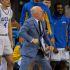 Mick Cronin, coach de UCLA, es conocido por vivir con pasión los juegos de la NCAA.