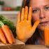 ¿Comer demasiadas zanahorias puede teñirte la piel de naranja (Carotenemia)?