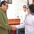 Integrantes del poder ejecutivo en Veracruz dándose la mano.