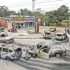 En Puerto Vallarta, los restos calcinados de autos obstruyen las calles principales de la zona.