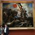 Rachida Dati y Laurence des Cars posan frente al cuadro “La libertad guiando al pueblo” de Eugène Delacroix en el Museo del Louvre de París, durante la reapertura de la obra tras un proceso de restauración en abril de 2024.
