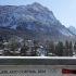 Vista del Cortina Sliding Centre en Cortina d’Ampezzo durante un entrenamiento oficial de bobsleigh de los Juegos Olímpicos de Invierno Milano Cortina 2026, con un trineo en la pista y montañas nevadas al fondo.