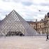 Pirámide del Museo de Louvre, en París, Francia.