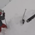 Esquiadores en Palisades Tahoe detectaron las puntas de unos esquís bajo la nieve y rescataron a un hombre que se encontraba atrapado y asfixiándose.