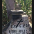 Detalle de una lápida con una cruz pintada y la inscripción “Sep. 15 1978 Pedro Avilés P.”, correspondiente a la fecha de muerte de Pedro Avilés Pérez en la sierra de Sinaloa.