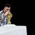 Pasado y presente del Barcelona se enfrentarán el 27 de Marzo en el Estadio Lusail <br><br>Lionel Messi le da un beso al Trofeo de campeon junto a jugadores de Argentina despues del partido Argentina vs Francia, correspondiente a la gran final de la Copa Mundial de la FIFA Catar 2022, en el Estadio Lusail, Lusail, Doha, el 18 de Diciembre de 2022