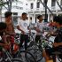 Grupo de jóvenes con bicicletas socializa en una plaza de La Habana Vieja mientras Cuba enfrenta una crisis de combustible tras el bloqueo de envíos de petróleo, lo que ha impulsado el uso de transporte alternativo en la capital.