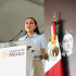 Ariadna Montiel Reyes ofrece un mensaje desde un podio del Gobierno de México durante un evento oficial en San Ignacio, Sinaloa. Al fondo se observa la bandera nacional y la imagen de Rita Cetina, en el marco de actividades relacionadas con los Programas del Bienestar.