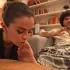 Selena Gomez besa el pie de Benny Blanco