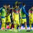 Los jugadores del América salen del campo del Estadio de la Ciudad de los Deportes cabizbajos luego de sufrir su segunda derrota en fila en casa y la cuarta en el torneo.
