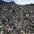Vista aérea de Rocinha en Río de Janeiro con cientos de viviendas apiladas en la ladera y montañas al fondo, imagen tomada el 5 de marzo de 2026.