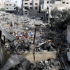 Un palestino inspecciona el lugar de un ataque israelí contra una casa que tuvo lugar el lunes, en Zawayda, en el centro de la Franja de Gaza