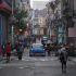 Personas caminando por la calle en el centro de La Habana