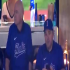 Gianni Infantino y Victor Montagliani siguen el duelo entre Italia y Venezuela durante la semifinal del Clásico Mundial de Beisbol en Miami, ambos con jersey de la selección italiana.