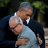 El expresidente de Estados Unidos Barack Obama abraza a Shigeaki Mori