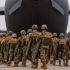 Paracaidistas de la 82a División Aerotransportada abordan la aeronave militar C-17 Globemaster III en camino a una operación aérea en Fort Bragg en Carolina del Norte, el 13 de marzo de 2025.