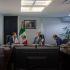 Funcionarios de COFEPRIS y directivos de PiSA Farmacéutica reunidos en sala de juntas con bandera de México durante encuentro institucional.