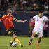 Kevin De Bruyne intenta burlar a Jorge Sanchez durante el amistoso en el Soldier Field de Chicago.