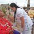 Trabajadora de salud realiza revisión médica a adulta mayor en su domicilio rural, utilizando equipo básico para diagnóstico preventivo