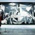 Una persona aprecia el cuadro Guernica, de Pablo Picasso, en el Museo Reina Sofía, en Madrid, España.