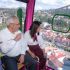 Personas a bordo de una cabina del teleférico Uruapan observan la vista urbana desde el sistema de transporte en Michoacán.
