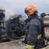 Bomberos combaten incendio de pipa volcada con gasolina en Carretera Nacional en Montemorelos, Nuevo León, tras accidente vial