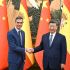 Pedro Sánchez y Xi Jinping, dándose la mano.