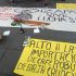 Productores cafetaleros colocan carteles y objetos simbólicos durante una protesta contra la importación de café robusta, en defensa del cultivo nacional