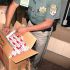 Un policía, con cajas decomisadas de cigarros de contrabando.