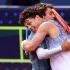 Ben Shelton se abraza a su rival Flavio Cobolli, luego de vencerlo en la final del torneo de Múnich.