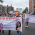 Personas marchan con pancartas del caso Karen Mariel Juárez Romero en CDMX, exigiendo justicia y reclasificación a feminicidio.